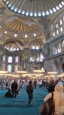 İstanbul, Trkiye - 29 Nisan 2022. Ayasofya 'nın içinde çekim yapıyorum.