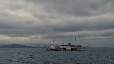 İstanbul, Trkiye - 30 Nisan 2022 Eski eğlence gemisi bulutlu bir günde Boğaz boyunca yolcu taşıyor