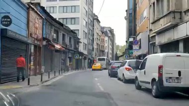 İstanbul, Trkiye - 30 Nisan 2022 Eski İstanbul 'un dar sokaklarında araba sürmek. Birinci şahıs