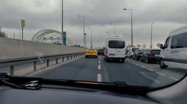 İstanbul, Trkiye - 30 Nisan 2022 İstanbul Boğazı seti boyunca araba sürüyor. Birinci şahıs