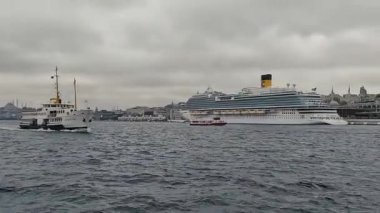 İstanbul, Trkiye - 30 Nisan 2022 Büyük yolcu gemisi tarihi binaların zeminine karşı kentin Avrupa bölgesindeki bir rıhtıma demirledi.