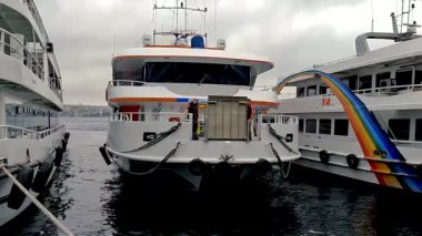 İstanbul, Trkiye - 30 Nisan 2022. Rıhtıma yanaşan eğlence gemisi yolcuları bağlayıp bindiriyor.