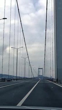 İstanbul, Trkiye 2 Mayıs 2022. Bulutlu bir günde sabahın köründe Boğaz Köprüsü 'nden geçmek. Birinci şahıs