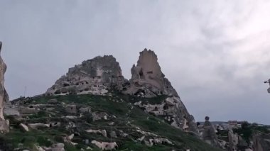 Cappadocia bölgesindeki Goreme Ulusal Parkı 'nda koni şeklinde kaya oluşumları.