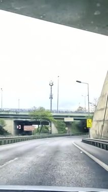 İstanbul, Trkiye 2 Mayıs 2022. Eski şehrin dar sokaklarından geçerek Boğaz 'ın üzerindeki köprüye gitmek. Birinci şahıs