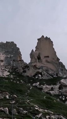 Cappadocia bölgesindeki Goreme Ulusal Parkı 'nda koni şeklinde kaya oluşumları.