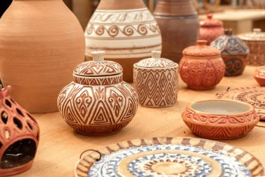 Geleneksel Asya tasarımlı çömlekçilik bir sokak pazarında satılır. El yapımı.