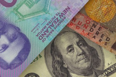 100 $'lık banknot Yeni Zelanda' nın altındaki banknotlara bakıyor. Para piyasası. Finans kavramı