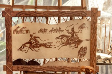 Geleneksel Asya duvar paneli eski efsanelerin ve masalların resimleriyle deriden yapılmıştır. El yapımı.