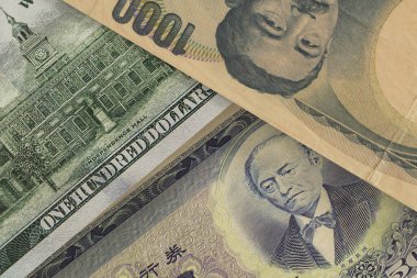 Arkasında Japon yen banknotları olan 100 dolarlık banknotun arkası. Döviz piyasası. Mali konsept