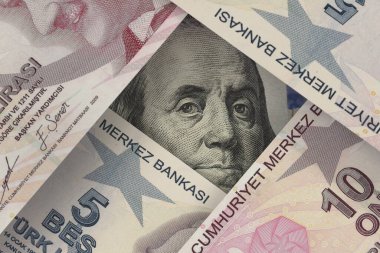Dolar banknotları üzerindeki ABD Başkanı 'nın portresi Türk lira banknotlarının altından gizlice görünüyor. Döviz piyasası. Finans kavramı