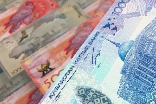 Kazakistanlılar banknotları tutarlar. Para piyasası. Mali konsept