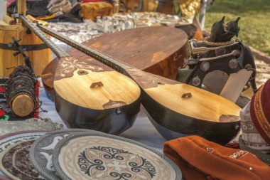 Dombra - Kazak ulusal müzik aleti at kılı telli el yapımı sokak pazarında satılıyor