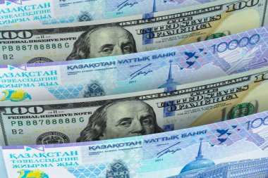 Kazakistan parası ve Amerikan dolarının banknotları. Nakit. Mali konsept.