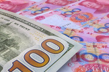 Arkasında Çin Yuan banknotları olan 100 dolarlık banknotun arkası. Döviz piyasası. Mali konsept