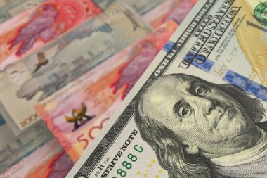 Amerikan doları banknotları ve Kazakistan tenjonu. Nakit. Mali konsept.