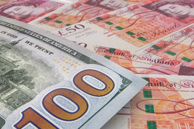Arkasında İngiliz sterlin banknotları olan 100 dolarlık banknotun arkası. Döviz piyasası. Mali konsept