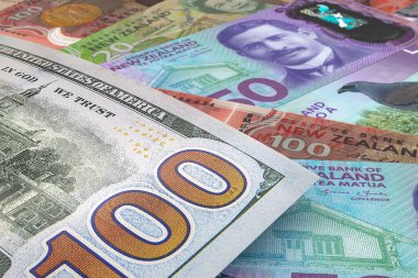 Arka planda Yeni Zelanda doları olan 100 dolarlık banknotun arkası. Döviz piyasası. Mali konsept