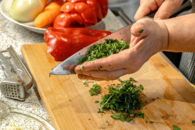 Pişirmek için şefin ellerinde doğranmış sebzeler. Yakın plan.