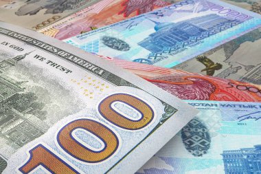 Arkasında Kazakistan Tenge banknotları olan 100 dolarlık banknotun arkası. Döviz piyasası. Mali konsept