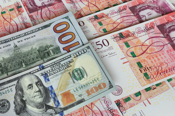 Банкноты в долларах США и британских фунтах стерлингов. Наличные. Финансовая концепция.