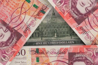 İngiliz sterlininin altındaki 100 dolarlık banknotun arkası. Dış Döviz Borsası. Mali Konsept