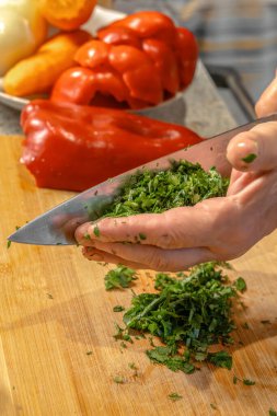 Pişirmek için şefin ellerinde doğranmış sebzeler. Yakın plan.