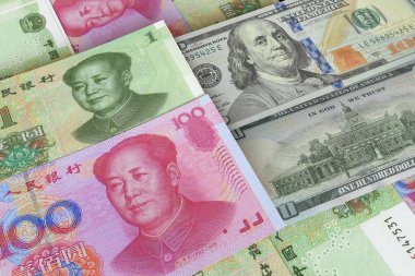 Çin Yuanı ve Amerikan Banknotları. Nakit. Mali Konsept.