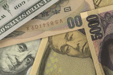 Dolar banknotunun üzerindeki ABD Başkanı 'nın portresi Japon yen banknotlarının altından dışarı bakıyor. Para piyasası. Finans kavramı