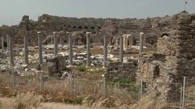 Kenar, Trkiye 4 Mayıs 2022. Roma İmparatorluğu zamanından kalma antik bir tiyatronun kalıntılarının panoramik görüntüsü