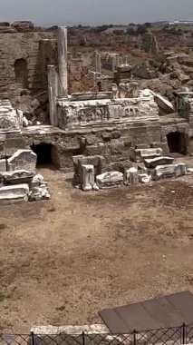 Kenar, Trkiye 4 Mayıs 2022. Roma İmparatorluğu zamanından kalma antik bir tiyatronun kalıntılarının panoramik görüntüsü