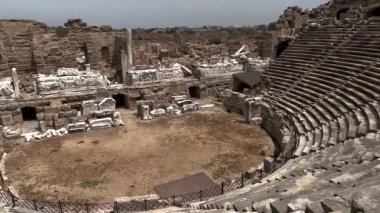 Kenar, Trkiye 4 Mayıs 2022. Roma İmparatorluğu zamanından kalma antik bir tiyatronun kalıntılarının panoramik görüntüsü