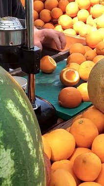 Kenar, Trkiye 4 Mayıs 2022. Bir cadde ticaret noktasında meyvelerden taze sıkılmış meyve suyu hazırlama