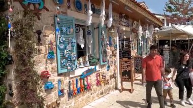 Kenar, Trkiye 4 Mayıs 2022. Şehir setinde küçük bir hediyelik eşya dükkanı.