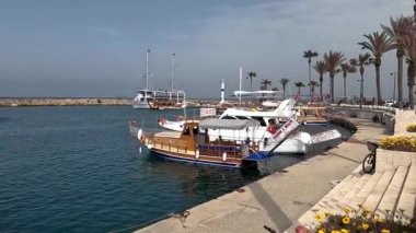 Kenar, Trkiye 4 Mayıs 2022. Turist tekneleri şehir rıhtımına demirlemiş.