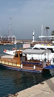 Kenar, Trkiye 4 Mayıs 2022. Turist tekneleri şehir rıhtımına demirlemiş.