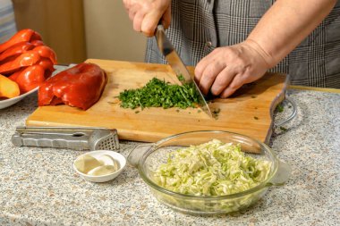 Kabak lapası, aşçının ellerinin yeşillik kestiği arka planda cam tabakta krep yaptığı için rendelenmiş.
