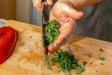 Pişirmek için şefin ellerinde doğranmış sebzeler. Yakın plan.