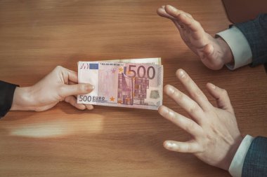 Adam iki elini de öne atıyor ve rüşvet olarak Euro almayı reddediyor. Yozlaşma. Yakın plan.