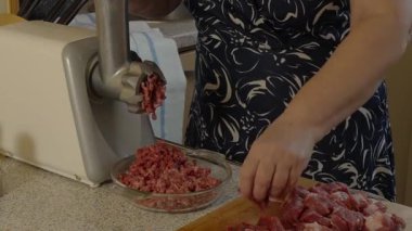 Kıyma makinesinden kıyma çıkar ve cam bir tabağa düşer. Yemek pişirme