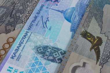 Kazakistanlılar banknotları tutarlar. Para piyasası. Mali konsept