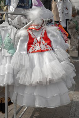 Geleneksel desenleri olan kızlar için Kazak ulusal elbiseleri