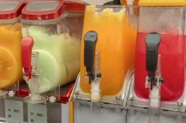 Donmuş meyve suyu veya şerbetli otomatlar. Sokak ticareti. Yakın plan.