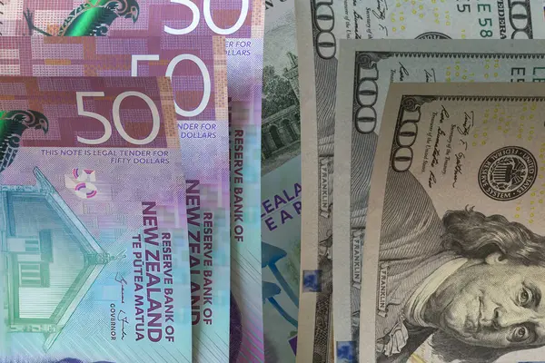 Yeni Zelanda Doları ve ABD Doları Banknotları. Nakit. Mali Konsept