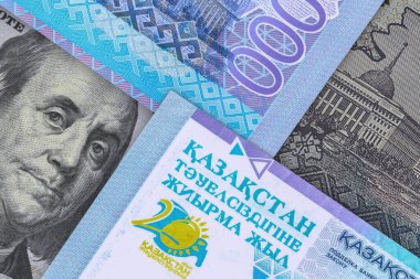 Kazakistan parası ve Amerikan dolarının banknotları. Nakit. Mali konsept.