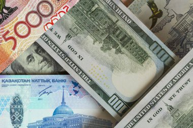 Kazakistan parası ve Amerikan dolarının banknotları. Nakit. Mali konsept.