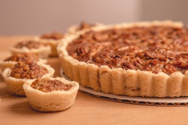 Tahta arka planda fındıklı ev yapımı cevizli turta.