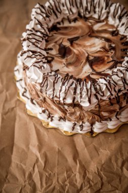 Karamelli ve çikolatalı pasta..