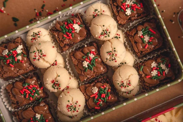 Çikolatayla süslenmiş kek ve tereyağlı kurabiye.