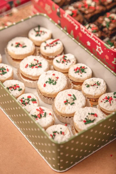 Kurabiyeli noel kekleri ve diğer dekorasyonlar.